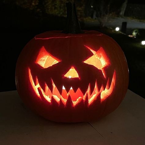 Easy Pumpkin Carving Ideas Face, Pumkin Carving Ideas Easy Scary, Car Pumpkin Carving, Pumpkin Carving Ideas Scary, Face Pumpkin Carving, Spooky Pumpkin Carving Ideas, Pumpkin Carving Aesthetic, Halloween Pumpkins Carvings Designs, Pumkin Ideas