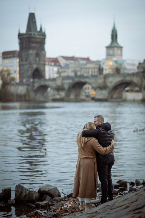 Ideas for a photo shoot in Prague. Love story in Prague Prague Couple Photos, Prague Photo Ideas, City Couple Photos, City Poses, Fall Engagement Shoots, Prague Photos, City Couple, Prague City, New Personality