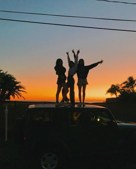 Sunset Friends, Midnight City, Sister Poses, Friends Cute, Photo Logo Design, Best Friend Photos, Cute Aesthetic, Photo Logo, Best Friend Pictures