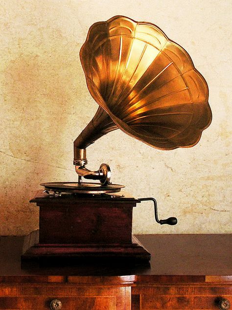 Phonograph a little old school flavor for this retro celebration  have the iPod filled with assorted playlist hiding in the back...#AGPinGiving Gramophone Aesthetic, Old Gramophone, Vintage Phonograph, Jazz Aesthetic, Gatsby Girl, Record Players, Ap Art, Vintage Music, Retro Aesthetic