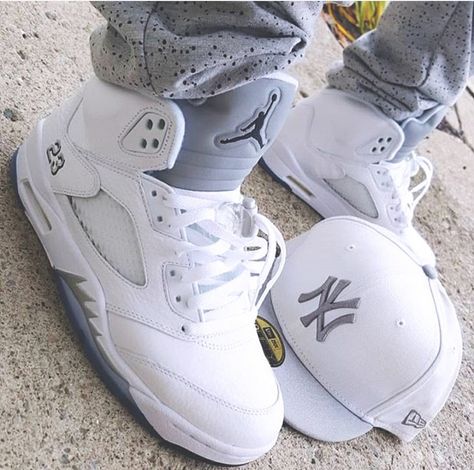 Jordan 5 Metallic White, Jordan 5 Metallic, Shoe Locker, Popular Basketball Shoes, Air Jordans Outfit, Jordan Retro 5, Adidas Shoes Outlet, Retro 13, Jordan Outfit