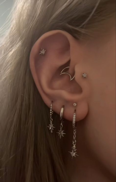 Cute Piercings For Teens, Quadruple Ear Piercing, Triple Lobe Earring Ideas, Arrow Ear Piercing, Picerings Ideas Ear, Trilogy Ear Piercing, Triple Helix Piercing Ideas, Silver Earring Inspiration, Triple Love Piercing Ideas