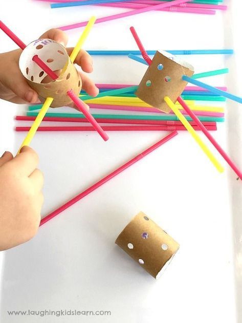 kids have fun threading straws and cardboard tubes for fine motor #finemotor #finemotorplay #playideas #finemotorskills #cardboardtubes #straws #preschool #toddlerplay #toddler #toddlerplayideas #learnwithplay Soft Start Preschool, Birthday Fine Motor Activities, Opening Activities For Preschool, Week Of Young Child Activities, Quiet Table Activities For Preschool, Fine Motor Skills Activities Year 2, Cozy Area Ideas Preschool, Busy Activities For Preschoolers, Playbased Preschool