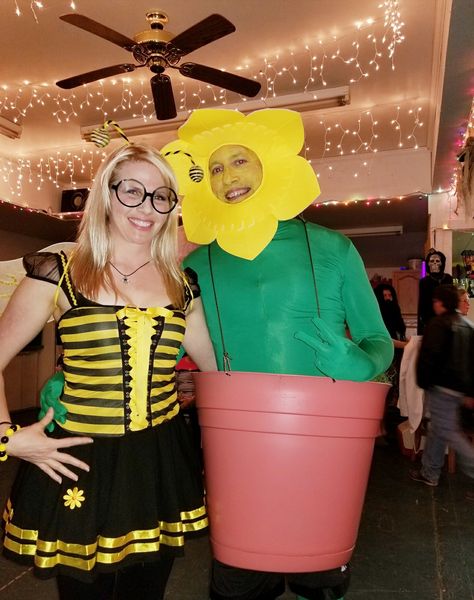 Honey bee with my cute potted flower ♥ #honeybee #love #flower #halloween #couplegoals #couples #costume #couplescostume #bee #flower #cute #funny #lmao #lol Baby Bee Costume, Bee Costume Diy, Riverdale Halloween Costumes, Horse Halloween Costumes, Halloween Costumes 2014, Top Halloween Costumes, Matching Halloween Costumes, Fairy Halloween Costumes, Bee Flower