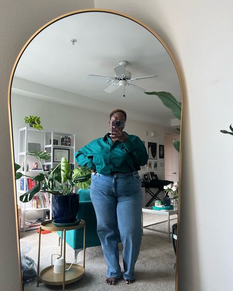 Black woman standing in front of a mirror, wearing a green button up top and blue Relaxed Fit Jeans Women Outfits, Oversized Button Up Outfit, Women Outfits Plus Size, Button Up Outfit, Quality Basics, Soft Dramatic, 90s Jeans, Poplin Top, Relaxed Fit Jeans