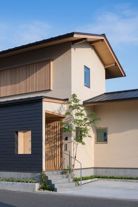 Gallery of A Warm Final Residence / Takashi Okuno & Associates - 10 Japanese Style Home Exterior, Japanese House Design Plan, Modern Japanese Home Exterior, Japandi House Exterior, Japanese House Modern, Japanese Home Exterior, Japanese House Exterior, Japanese Exterior, Modern Japanese Homes