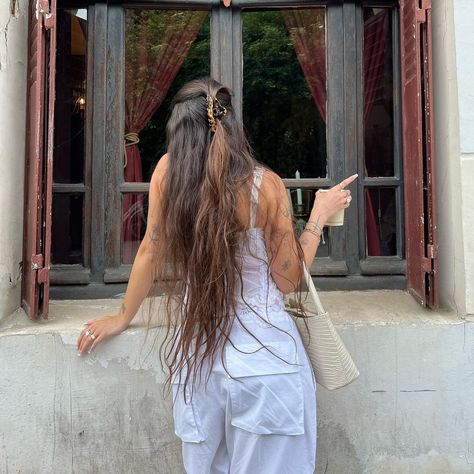 Sophia Kelly Aesthetic, Sophia Kelly, Sophia Core Aesthetic, Long Brown Hair, Long Wavy Hair, + Core + Aesthetic, White Pants, Spring Outfits Casual, Instagram Inspiration