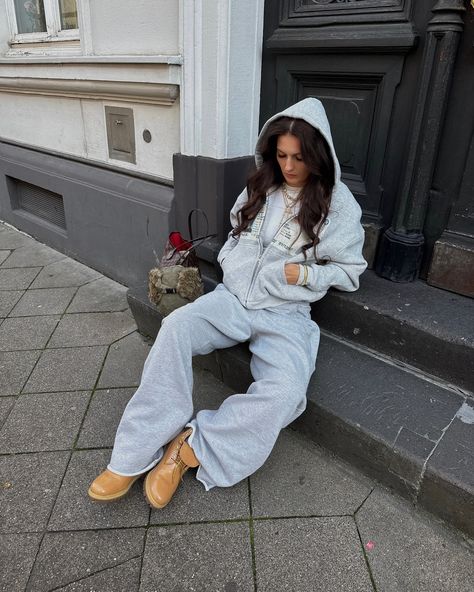 cozyyy🩶 #streetwear #fashion #style #outfit #ootd #explore #explorepage #inspo #outfitinspo #baggy #streetstyle #baggypants #outfitideas #womensfashion #fallfashion Urban Style Baggy Wide-leg Parachute Pants, Cozy Spring Streetwear Hoodie, Veneda Carter, Timberlands Outfit, Girls Fall Fashion, Grey Tracksuit, Streetwear Fits, Timberlands, Fashion Woman