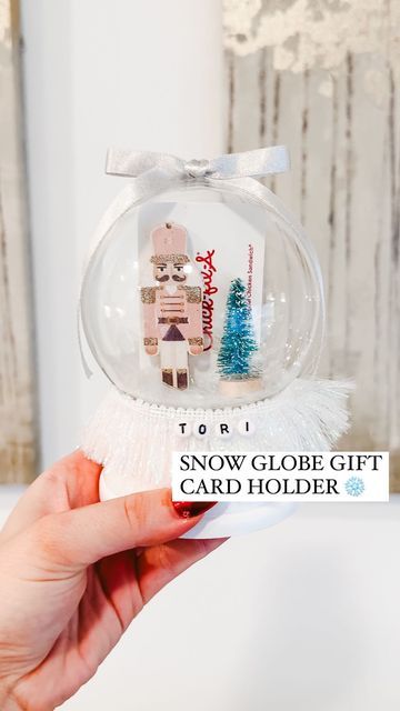 Shelby | Gift-in-a-Box Guide on Instagram: "How to ✨zhuzh up✨ a gift card! Comment HOLDER for everything I used to make them! These snow globe gift card holders turned out soooo cute! I made these for my @orangetheory coaches and was obsessed with how they turned out. Here’s how to make them! #diy #diycrafts #howto #giftcardholder #giftideas #giftidea #diygifts #diygift #lastminutegift #christmasgiftideas #giftwrappingideas #giftwrapping" Diy Christmas Gift Card Holder Ideas, Diy Snow Globe Gift Card Holder, Snow Globe Teacher Gift, Snowglobe Gift Card Holder, Snow Globe Gift Ideas, Clear Ornament Gift Ideas, Gift Card Snow Globe Diy, Diy Snowglobe Ornament, Gift Card Holders To Make For Christmas