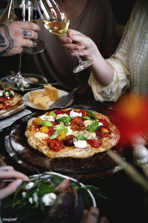 Family Kitchen Table, Clinking Wine Glasses, Wine And Pizza, Bistro Menu, Pizza Photo, Pizza Dinner, Cheese And Wine, Italian Family, Food Photoshoot