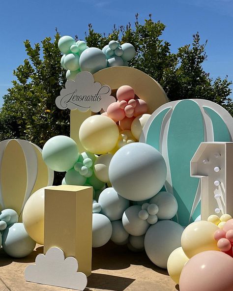 Custom design! HOT AIR BALLOONS! ☁️🤩 #sacramento #sacramento #sacramentoevents #sacramentoballoons #birthday #weddingvenue… | Instagram Hot Air Balloon Event Decor, Hot Air Balloon Birthday Theme, Balloon Birthday Themes, Backyard Party Decorations, Hot Air Balloon Design, Balloon Designs, Baby Shower Theme Decorations, Kids Deco, Classic Pooh