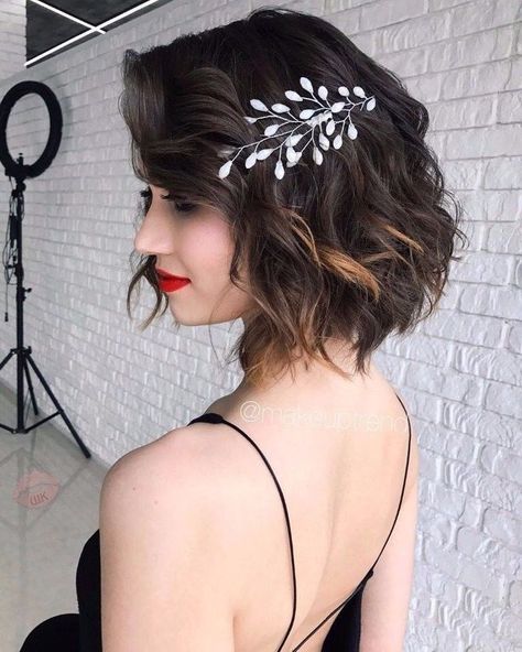 Christmas Hairstyles for Short Hair 2023 18 Ideas - women-club.online Short Hoco Hairstyles, Matric Dance Hairstyles, Sleek Short Hair, Low Ponytail Hairstyles, Sophisticated Hairstyles, Really Short Hair, Hoco Hairstyles, Dance Hairstyles, Christmas Hairstyles