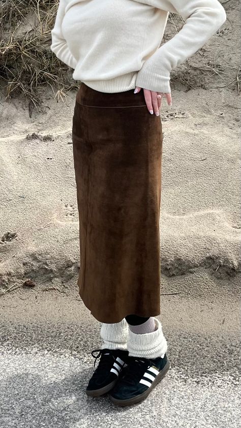 Long Skirts With Leg Warmers, Leg Warmers Outfit Long Skirt, Long Skirt With Tights Outfit, Leg Warmers Long Skirt, Aesthetic Legwarmers, Leg Warmers Outfit Winter, Legwarmer Outfit, Long Skirt Sweater, Legwarmers Outfit