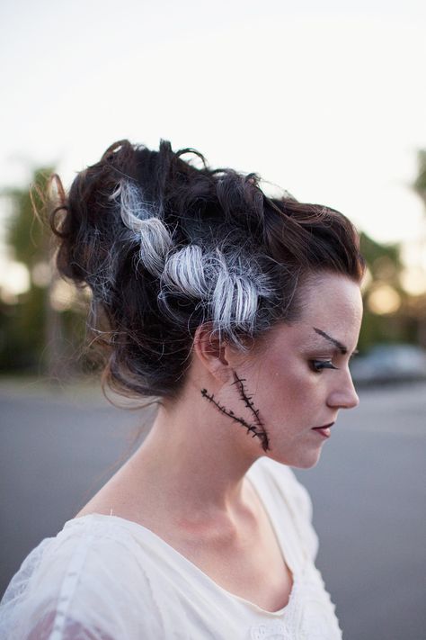 Diy Bride Of Frankenstein Costume, Cool Girl Costumes, Bride Of Frankenstein Hair, Bride Of Frankenstein Makeup, Family Costumes Diy, Bride Of Frankenstein Costume, Frankenstein Costume, Halloweenský Makeup, Monster Costumes