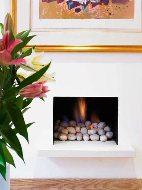 25 Fireplace Decorating Ideas with Gas Logs, Electric Logs, and Glass Rocks Fireplace Glass Rocks, London Living Room, Gas Fireplace Insert, Candles In Fireplace, Fireplace Logs, Gas Fireplace Logs, Fireplace Built Ins, Concrete Fireplace, Rock Fireplaces