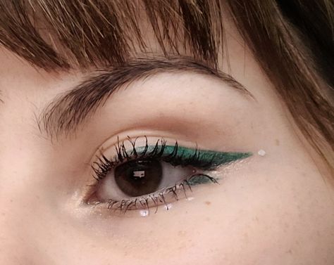 Green Graphic Eyeliner Looks, Graphic Eyeliner Deep Set Eyes, Deep Set Eyeliner, Green Eyeliner Green Eyes, Graphic Liner Deep Set Eyes, Makeup Looks For Deep Set Eyes, White Eyeliner For Hooded Eyes, Minimal Graphic Liner, Dark Green Eyeliner Looks