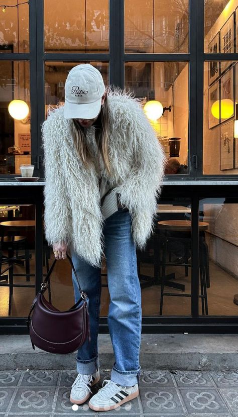 Shaggy Coat Outfit, Cold Weather Street Style, White Fur Coat Outfit, Outfit Zapatillas, Cozy Winter Outfit, Shaggy Jacket, Fur Coat Outfit, White Fur Coat, Sleek Dress