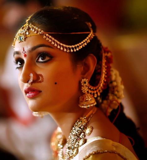 Stunning Telugu Bride and her diamond jewellery Indian Bridal Looks, Telugu Bride, Bridal Sarees South Indian, Indian Bridal Photos, Indian Bride Outfits, Indian Bridal Hairstyles, Indian Bridal Wear, Bridal Hair Jewelry, Wedding Jewellery Collection