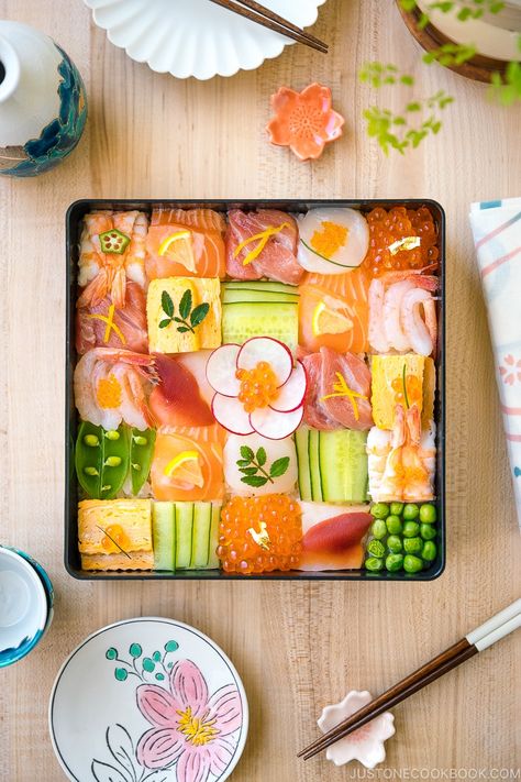 This beautiful and colorful Mosaic Sushi is made of checkerboard pattern of various kinds of sashimi, tamago and cucumber laid over the sushi rice. #mosaic #sushi | Easy Japanese Recipes at JustOneCookbook.com Rice Mosaic, Mosaic Sushi, Japanese Curry Udon, Lunch Japanese, Make Sushi At Home, Karaage Chicken, Pork Bowl, Sushi Guide, Sushi Easy