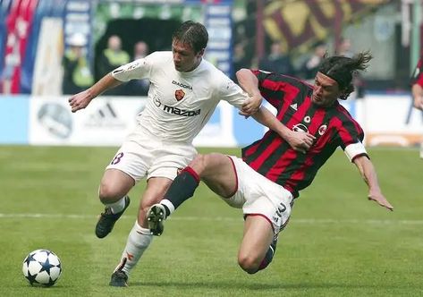 Maldini Tackle, Defender Football, Football Reference, Alessandro Nesta, Milan Football, Football Skills, Paolo Maldini, Cristiano Ronaldo 7, Volleyball Outfits