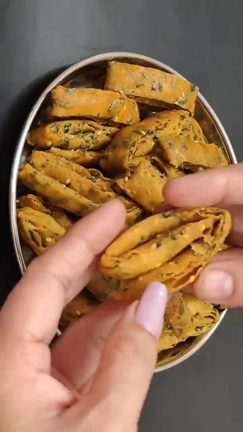 Easy Indian Sweet Recipes, Mathri Recipe, Holi Special, Breakfast Recipes Indian, Vegetarian Fast Food, Tastemade Recipes, Indian Cooking Recipes, Sweet Dishes Recipes, Vegetarian Snacks Recipes