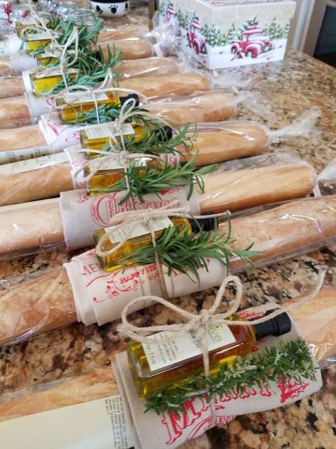 Bread Gifts, Gift Basket Ideas Christmas, Christmas Neighbor, Neighbor Christmas Gifts, Christmas Food Gifts, Gift For Mom Christmas, Christmas Gift Basket Ideas, Oil Gifts, Christmas Gift For Mom