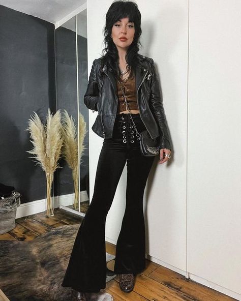 Rockstar Ideas Outfit, Metal Band Outfits Women, Bell Bottom Jeans Outfit Grunge, Rockstar Glam Outfits, Glamrock Aesthetic Outfit, 70s Rock Outfits Women, 80s Rocker Fashion, 80s Fashion Rocker Women, 70s Rockstar Outfits