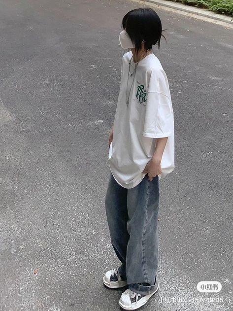 Baggy Shirt Outfit Aesthetic, Korean Oversized Shirt Outfit, Oversized Shirt Outfit Street Style, Korean Oversized Outfit, Baggie Outfit, Big Shirt Big Pants Outfit, Oversized Outfit Aesthetic, Big Shirt Outfits, Oversized Tshirt Outfit Korean