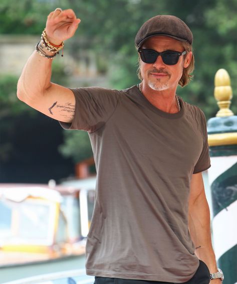 The Gentlemen Movie, Brad Pitt Tattoo, Gentleman Movie, Leonardo Dicaprio Girlfriend, Brad Pitt Style, Famous Boy, Couple Tattoo, Venice Film Festival, New Tattoo