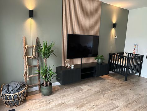 Slat Panelling Living Room, Green Tv Wall Living Room, Tv Wall Boho, Green Tv Wall, Coral Living Rooms, Boho Decor Ideas, Rental Home Decor, Living Room Wall Units, Living Room Built Ins