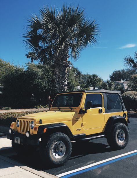 jeep + beach😍😍😍 Yellow Jeep Wrangler Aesthetic, Yellow Jeep Aesthetic, Colored Jeeps, Jeep Astethic, Small Jeep, Car Interior Ideas, Yellow Jeep Wrangler, Jeep Aesthetic, Green Jeep Wrangler