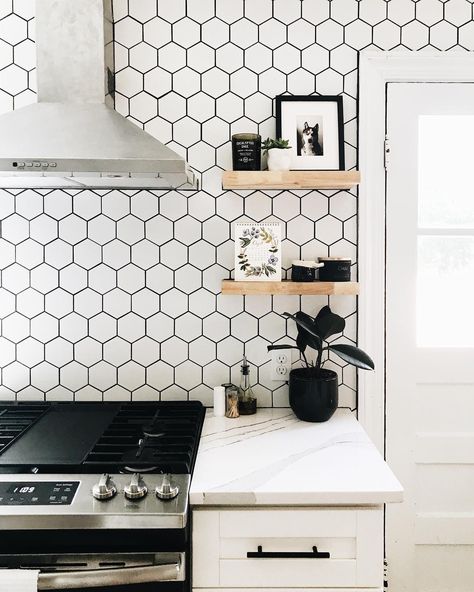 Hexagonal Backsplash, Honeycomb Backsplash, Cabinets To Go, Hexagon Backsplash, Kitchen Backsplash Ideas, White Shaker Cabinets, Kitchen Backsplash Designs, Backsplash Designs, Shaker Cabinets