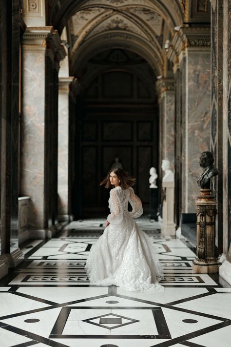 Civil Wedding in Vienna at Kunsthistorisches Museum Wien Art Museum Wedding Aesthetic, Art Museum Wedding Photos, Museum Concept, Vienna Wedding, Vienna Museum, Kunsthistorisches Museum Wien, Prewedding Shoot, Art Museum Wedding, Shooting Ideas