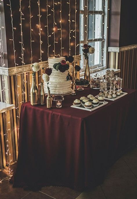 Burgundy table cloth on wedding cake table - Burgundy wedding ideas Burgundy Wedding Theme, Burgundy Wedding Cake, Outdoor Winter Wedding, Wedding Candles Table, Wedding Burgundy, Maroon Wedding, Winter Wedding Decorations, Wedding Cake Table, Succulent Wedding