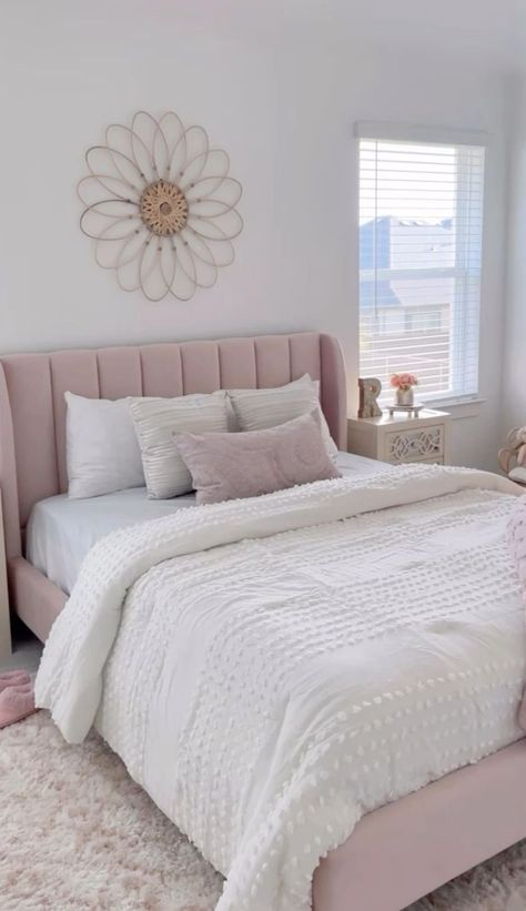 Bed Inspo Pink And White, Dorm Friendly Decor, Pink And White Teen Bedroom, Pink Bed Bedroom Ideas, Simple Pink Bedroom, Pink Minimalist Room, White Bedroom With Pops Of Color, Camas Aesthetic, Cama Aesthetic