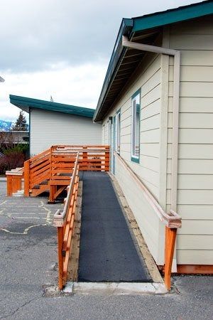 Wheelchair Ramp Diy, Porch With Ramp, Wheelchair Ramp Design, Outdoor Ramp, Wooden Ramp, Outdoor Living Deck, Ramp Design, Deck Building, Building A Porch