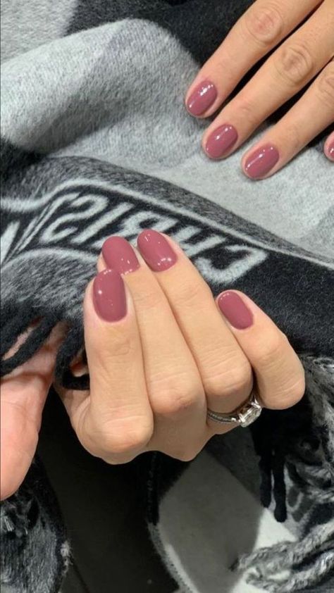 Short Classy Nails, Vom Avea Un Copil, Old Money Nails, Shellac Nail Colors, Sophisticated Nails, Money Nails, Natural Nails Manicure, Popular Nail Colors, Minimal Makeup Look