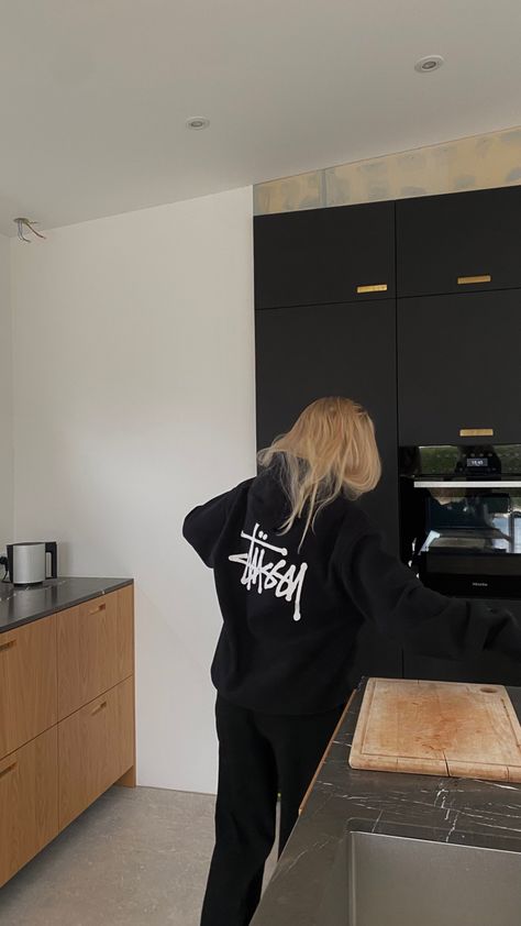 Black Stussy Hoodie Outfit, Sweat Stussy, Stüssy Hoodie, Stussy Crewneck, Black Hoodie Outfit, Stussy Logo, Stussy Hoodie, Gossip Girl Outfits, Hoodie Aesthetic