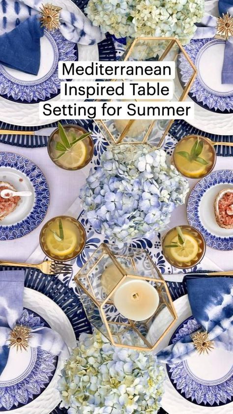 Mediterranean Tablescape, Best Desk Plants, Italian Patio, Mediterranean Table, Pretty Picnic, Tablescape Design, Blue And White Plates, Airbnb Business, Dinner Party Table Settings