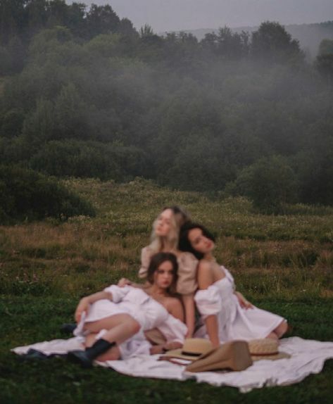 Fkn Gossip, Whimsical Photoshoot, Fairy Photoshoot, Sisters Photoshoot Poses, Friendship Photoshoot, Sisters Photoshoot, Sister Photos, Shadow Photography, Shotting Photo