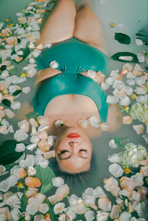 Aesthetic Pictures Plus Size, Plus Size Photography Aesthetic, Body Positive Photography Ideas, Plus Size Milk Bath Photos, Plus Size Aesthetic Photography, Plus Size Portrait Photography, Body Positive Photography Aesthetic, Body Positivity Photography, Plus Size Photography