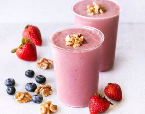 CA Walnuts-Smoothie_700x600 Walnut Smoothie, Strawberries Recipes, Baked Buffalo Cauliflower, Date Smoothie, Walnut Recipes, Custard Cake, Strawberry Yogurt, Lemon Herb, Sweet Drinks