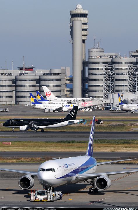 Plane Window View, All Nippon Airways, Plane Window, Haneda Airport, Airplane Wallpaper, Airport Aesthetic, Boeing 767, Private Jets, Mood Wallpaper