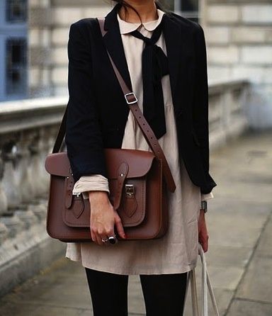 Satchel Style Handbag Styles, Look Formal, Semi Casual, Casual Styles, Estilo Preppy, Best Handbags, Looks Street Style, Brown Bag, Outfit Trends