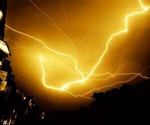 Lightning Powers Aesthetic, Yellow Superpowers Aesthetic, Spidey Sona, Lightning Aesthetic Yellow, Blue Lightning Power Aesthetic, Yellow Light Aesthetic Dark, Yellow Stuff, Yellow Lightning, Lightning Art