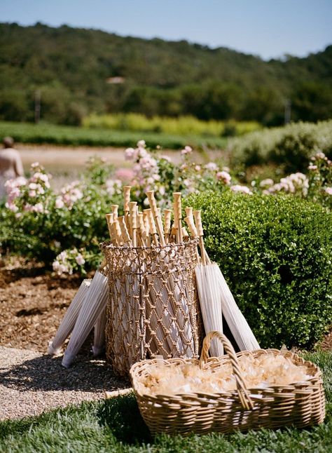 Wedding Favors Beach, Wow Wedding, Romantic Wine, Mallorca Wedding, Parasol Wedding, Sun Parasol, Creative Wedding Favors, Inexpensive Wedding Favors, Events Ideas