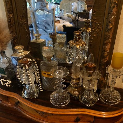 antiques vintage glasses glassware candle holders warm aesthetic second hand wedding decor interior design decorate gold pearls 2022 Aesthetic Jars, Lots Of Candles, Second Hand Wedding, Warm Aesthetic, Spell Jar, Vintage Theme, Gothic House, Vintage Glasses, Vintage Glassware