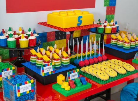 Cool cake plate display... can also add chocolate Lego men to the Oreos. Lego Themed Birthday Party, Lego Party Decorations, Lego Birthday Cake, Lego Themed Party, Ninjago Birthday, Party Styling, Birthday Table Decorations, Bloc Party, Lego Cake