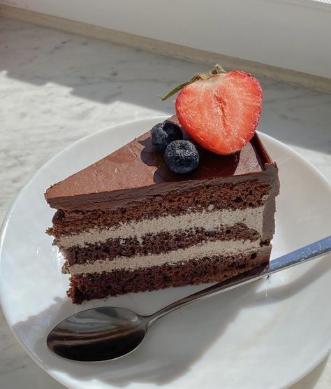 Chocolate Cake Slice Aesthetic, Cake Cafe, Delicious Cake Recipes, Flaky Pastry, Dessert Pictures, Just Cakes, Fun Baking Recipes, Sweet Cakes, Piece Of Cakes