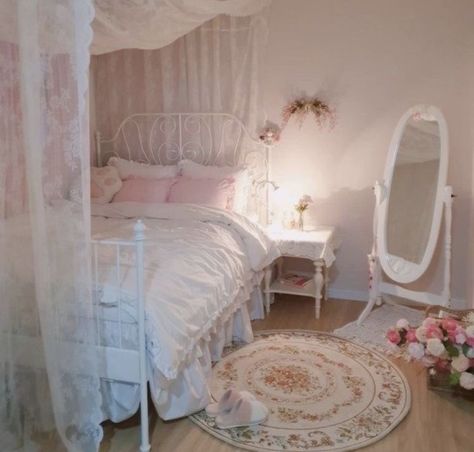 Zimmer Diy, Closet Aesthetic, Tiny Bedrooms, Cute Rooms, Coquette Room, Design Bed, Closet Room, Girly Room, Cute Bedroom Decor